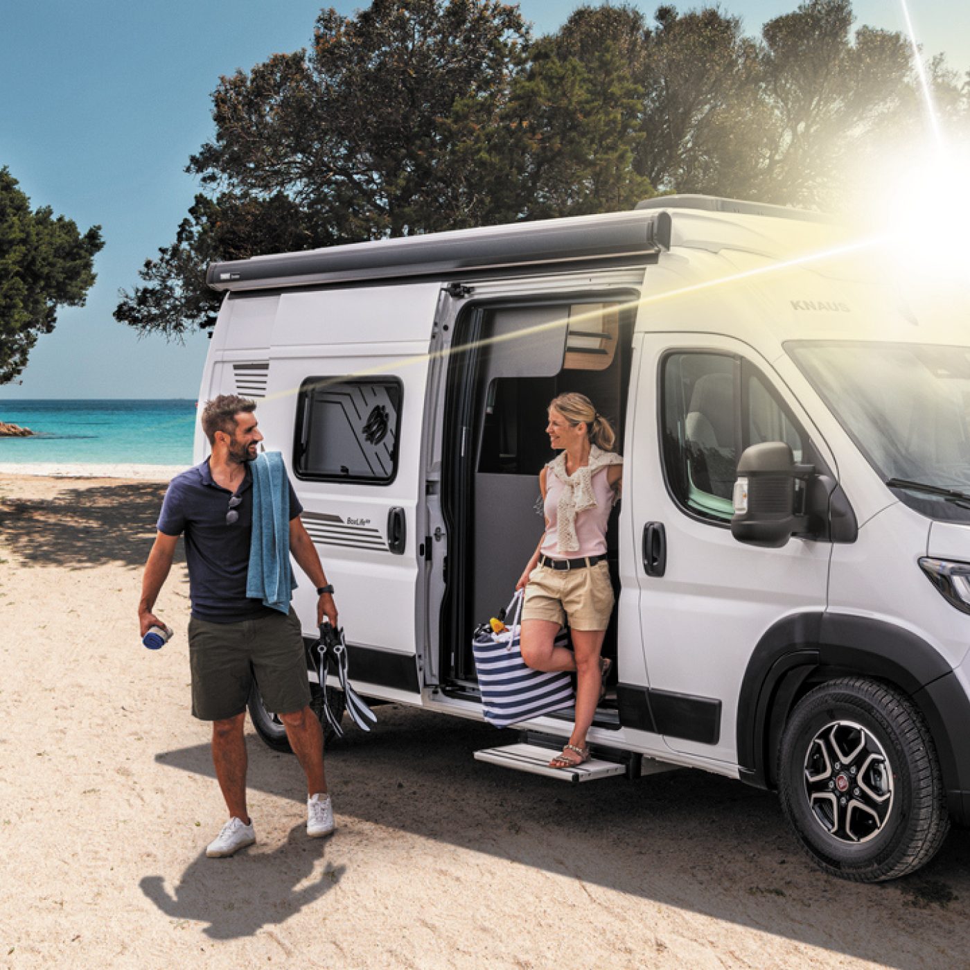 Knaus bobil par strand 1920x720