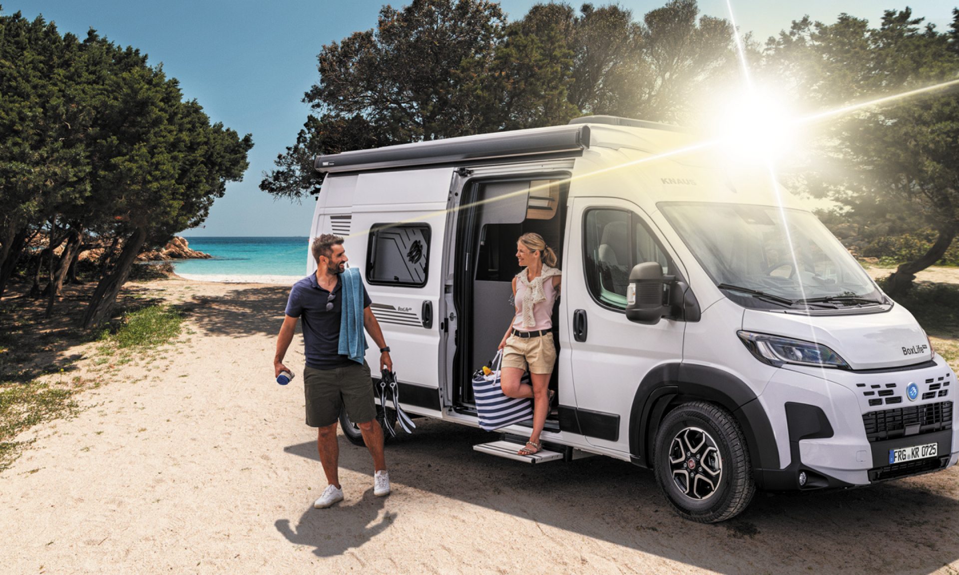 Knaus bobil par strand 1920x720